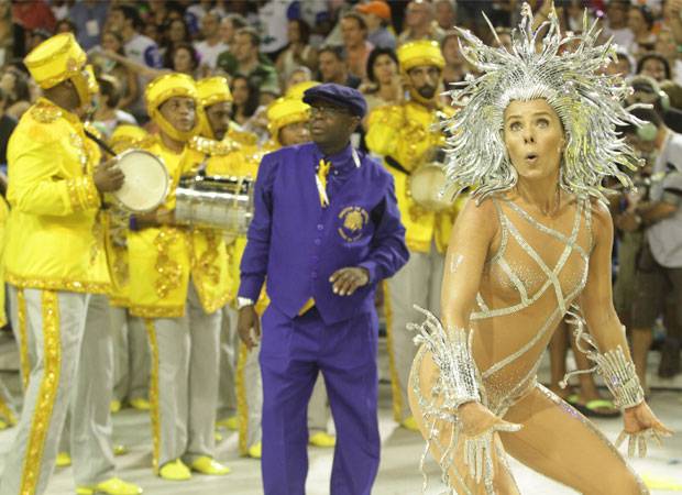 Com uma segunda pele que cobria todo o corpo, dando a impress&atilde;o de nudez total, a apresentadora arrasou &agrave; frente dos ritmistas da Unidos da Tijuca na apresenta&ccedil;&atilde;o do ano passado. Adriane chegou at&eacute; a levar um tombo, mas n&atilde;o perdeu a majestade. Pesada, a f<br>