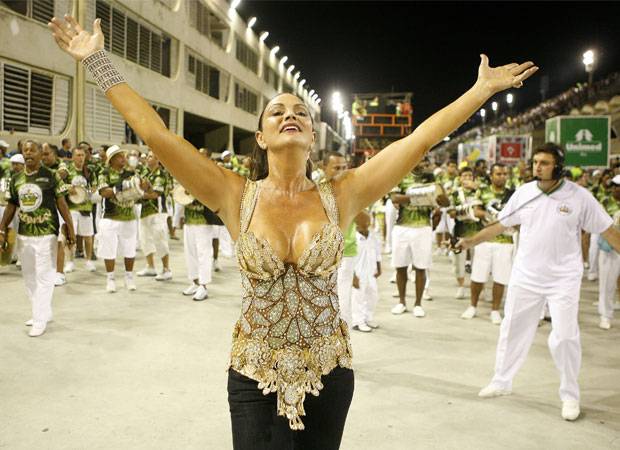 Com um bel&iacute;ssimo resplendor de penas brancas, a modelo, que faz o estilo rainha cheia de classe, levantou as arquibancadas ao passar &agrave; frente dos ritmistas da Imperatriz no espet&aacute;culo de 2009. Ela comemorou o anivers&aacute;rio e 25 anos de Carnaval carioca na a<br>