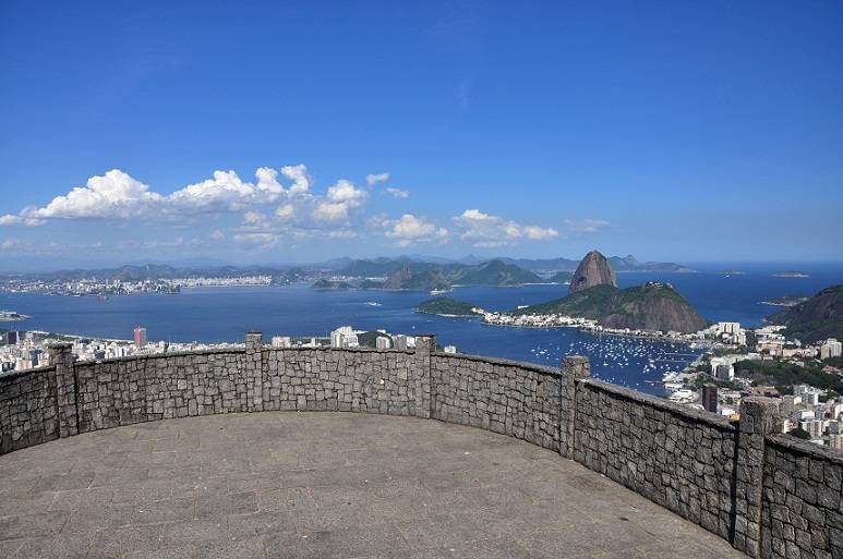 Sem d&uacute;vida, um dos mais belos e visitados. Com o dom&iacute;nio dos traficantes do morro Santa Marta, muitos deixaram de frequent&aacute;-lo, panorama que mudou ap&oacute;s a expuls&atilde;o dos bandidos em 2008. Desde ent&atilde;o, o mirante voltou com for&ccedil;a total ao roteiro tur&iacute;stico.<br>