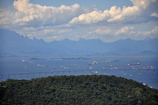 Para chegar ao plat&ocirc; a 340 metros de altitude, o visitante pode fazer uma trilha que sai da favela pacificada ou ir de carro. De l&aacute;, observa-se a Zona Sul inteira, incluindo Lagoa, a Enseada de Botafogo e o P&atilde;o de A&ccedil;&uacute;car. H&aacute; ainda &acirc;ngulos surpreendentes,<br>