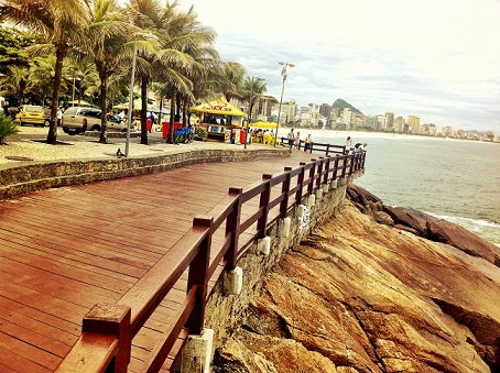 Na súbida para a Avenida Niemeyer, o local exibia sinais de deterioração por todos os lados e precisou de reforma completa. Foram refeitos o sistema de drenagem, as vigas de concreto e troca do assoalho. Onde: No final da praia do Leblon, subida para a Av<br>