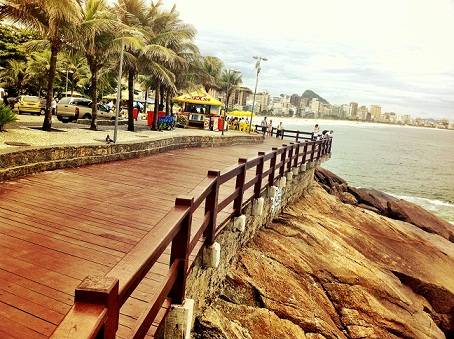 Na s&uacute;bida para a Avenida Niemeyer, o local exibia sinais de deteriora&ccedil;&atilde;o por todos os lados e precisou de reforma completa. Foram refeitos o sistema de drenagem, as vigas de concreto e troca do assoalho. Onde: No final da praia do Leblon, subida para a Av<br>