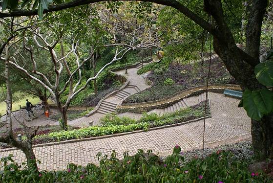 De f&aacute;cil acesso, a trilha at&eacute; o ponto mais alto do parque pode ser feita por crian&ccedil;as. No caminho, 32 obras de arte e explica&ccedil;&otilde;es sobre a &aacute;rea verde, que at&eacute; a d&eacute;cada de 70 era ocupada por uma favela.<br>