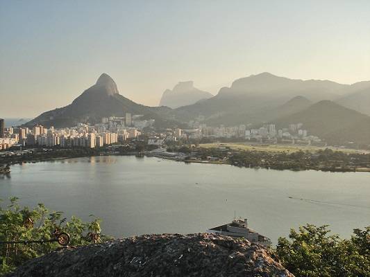 No alto, h&aacute; dois pontos de observa&ccedil;&atilde;o. Em um, observam-se a Pedra da G&aacute;vea, o morro dos Irm&atilde;os e a Praia de Ipanema. No outro, Lagoa, Jardim Bot&acirc;nico e Corcovado. Onde: Avenida Epit&aacute;cio Pessoa, 3.000, Lagoa. De ter&ccedil;a a domingo, das 9h30 &agrave;s 17h30.<br>