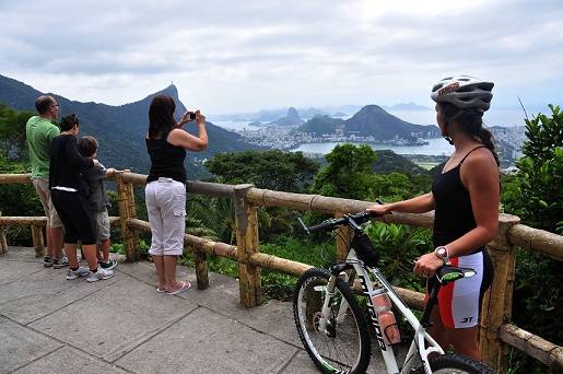 Tamb&eacute;m inclu&iacute;do no programa de reformas, fica a 380 metros de altura e dentro da Floresta da Tijuca. Trata-se de um mirante centen&aacute;rio, inaugurado em 1903.<br>