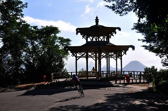 A estrada de 4,5 quil&ocirc;metros &eacute; muito frequentada por ciclistas, que se beneficiam da temperatura amena para a pr&aacute;tica do esporte. Neste ano, foram gastos 10 litros de removedor para apagar as pixa&ccedil;&otilde;es feitas no monumento e em seu entorno. Onde: acesso pel<br>