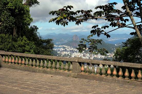 Bel&iacute;ssimo plat&ocirc; de pedra, fica a 430 metros de altitude e cercado pela vegeta&ccedil;&atilde;o exuberante da Floresta da Tijuca. Nos tempos do Brasil Imp&eacute;rio, era utilizado como ponto de descanso e piqueniques da corte e da alta sociedade carioca daquele tempo. Onde: E<br>
