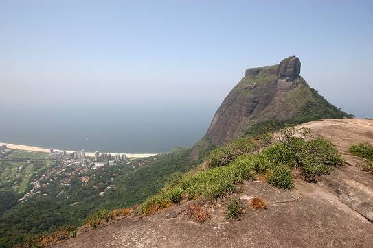 &Eacute; um dos locais que sofreu com a inseguran&ccedil;a. &Eacute; mais conhecido pelos praticantes do v&ocirc;o livre, que saltam de asa delta da famosa rampa, constru&iacute;da a 696 metros de altura. Onde: Estrada da Pedra Bonita, acessada pela Estrada das Canoas.<br>