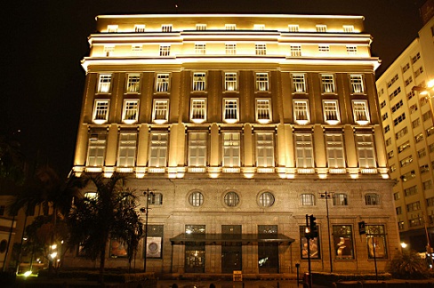 fachada do ccbb iluminada à noite