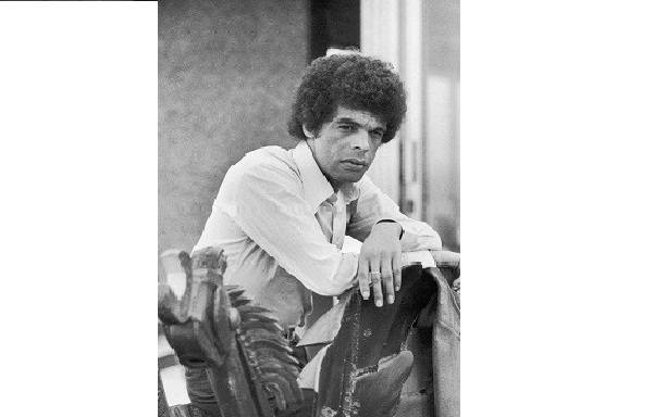 Em 1974, ano da foto acima, veio a guinada em sua carreira. O sucesso aconteceu com a gravação de uma composição sua, O importante é ser fevereiro, pelo cantor Jair Rodrigues, em São Paulo. A canção estava no repertório do disco de estreia, Gloria a Deus<br> Em 1974, ano da foto acima, veio a guinada em sua carreira. O sucesso aconteceu com a gravação de uma composição sua, O importante é ser fevereiro, pelo cantor Jair Rodrigues, em São Paulo. A canção estava no repertório do disco de estreia, Gloria a Deus<br>