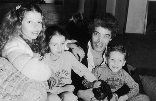 Em 1980, o cantor em foto ao lado da mulher, Rose, e dos filhos Gabriela e Júnior<br> Em 1980, o cantor em foto ao lado da mulher, Rose, e dos filhos Gabriela e Júnior<br>