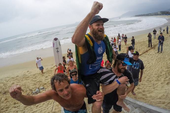 Phil Rajzman conquista bicampeonato mundial de longboard na China