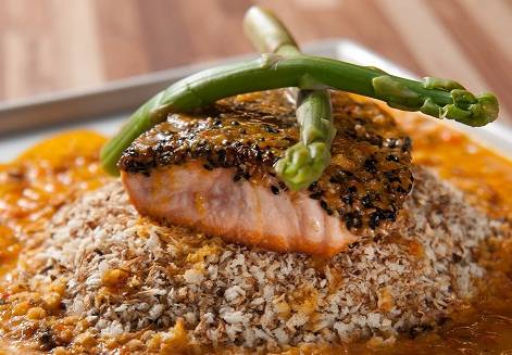 fil&eacute; de salm&atilde;o grelhado envolto em crosta de gergelim<br>