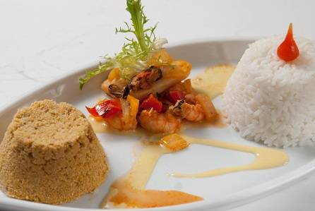 Caldeirada de frutos do mar com arroz e farofa de dend&ecirc;<br>