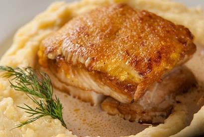Fil&eacute; de peixe grelhado com crosta de lim&atilde;o siciliano, guarnecido com pur&ecirc; de batata e molho beurre blanc<br>
