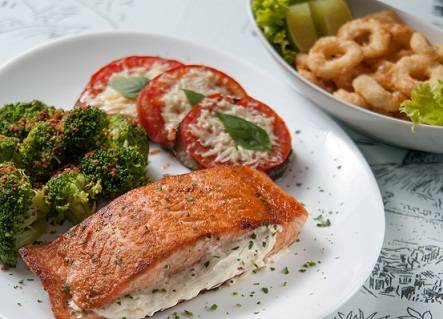 Salm&atilde;o recheado com cream cheese, guarnecido com br&oacute;colis e berinjela salteados com tomate, parmes&atilde;o e manjeric&atilde;o<br>