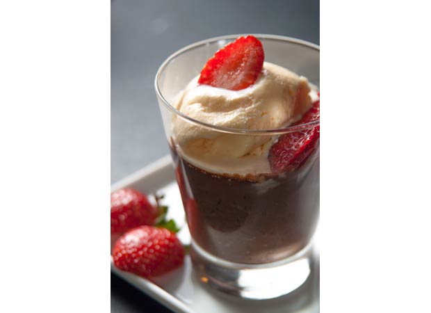 Chocolate com sorvete de creme e palha de coco<br> Chocolate com sorvete de creme e palha de coco<br>
