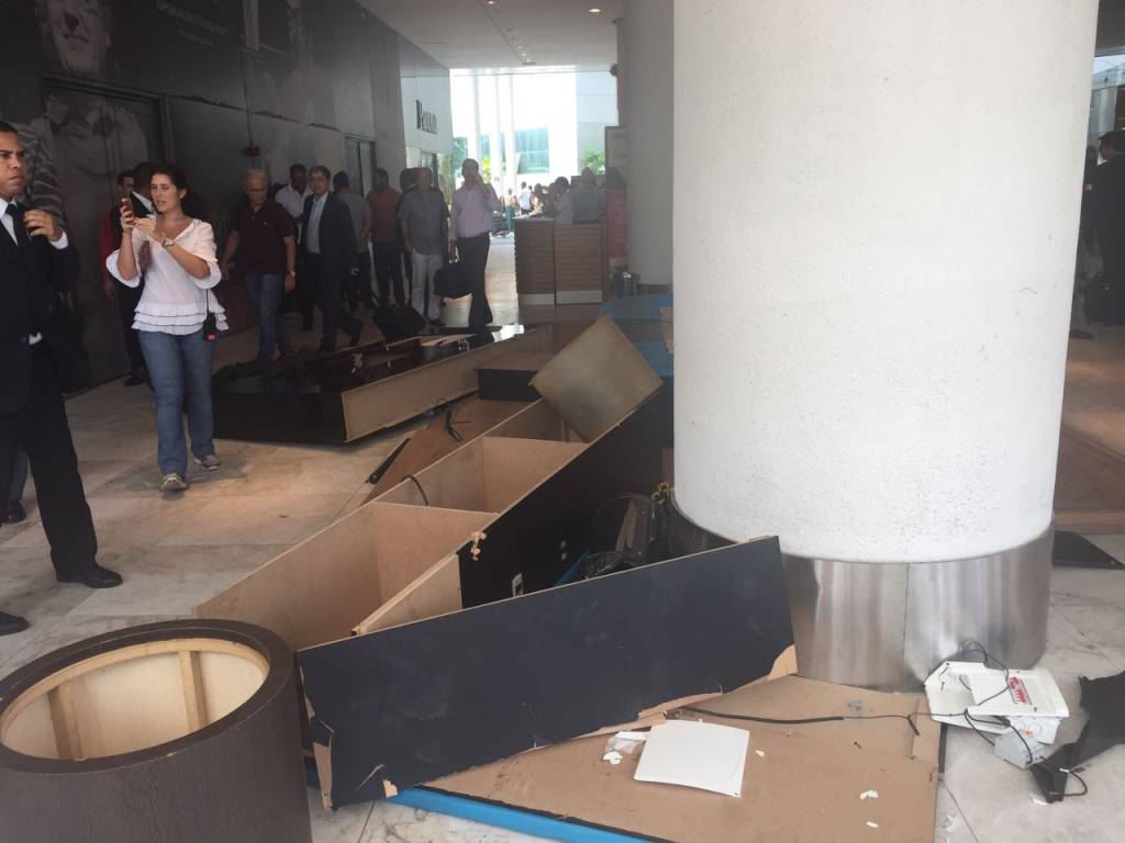 Taxistas depredam instalações do Uber