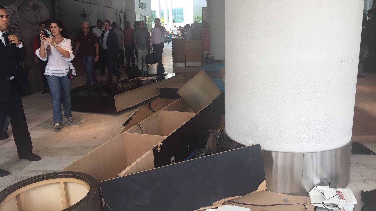 Destroços no lugar do lounge: dias após a sanção de lei municipal que proíbe a circulação do Uber, taxistas se manifestaram com violência
