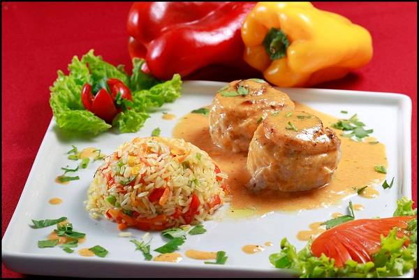 Rocambole de salm&atilde;o e namorado com arroz primavera<br>
