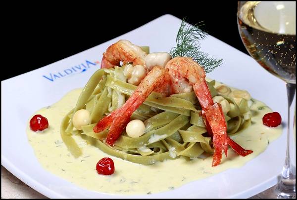 Tagliatelle verde com camarões VM ao molho picante de açafrão e pimenta jalapenha<br> Tagliatelle verde com camarões VM ao molho picante de açafrão e pimenta jalapenha<br>