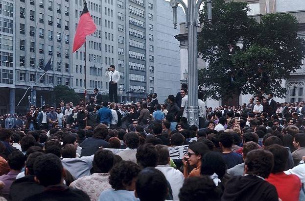 Em 1968, os cariocas foram para a rua protestar contra a ditadura militar. Instaurado pelo golpe de 1964, o regime estava cada vez mais rigoroso, com censura e pris&otilde;es se espalhando pelo pa&iacute;s<br>
