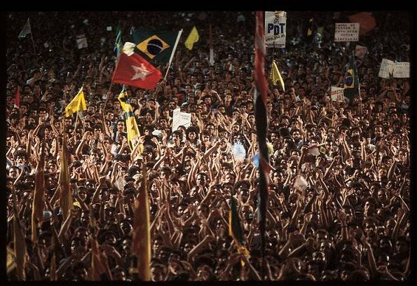 No in&iacute;cio dos anos 80, o governo militar do general Figueiredo vivia seu pior momento. Com taxas de infla&ccedil;&atilde;o em 200% ao ano, desemprego e recess&atilde;o, o povo encheu a Cinel&acirc;ndia nos com&iacute;cios pela democracia. Estiveram no protesto de 16 de abril de 1984 cerca<br>