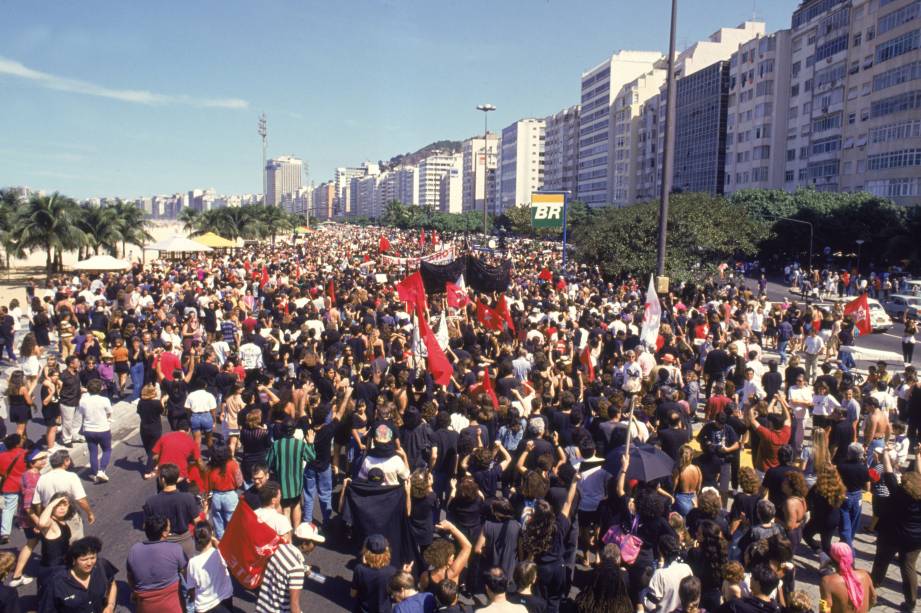 Em 1989, pela primeira vez em 29 anos, o país teve sua primeira eleição democrática para presidente. Mas o governo do presidente eleito, Fernando Collor de Mello, foi um balde de água fria para a população. No ano de 1992, o povo rebelou-se após denúncias<br>