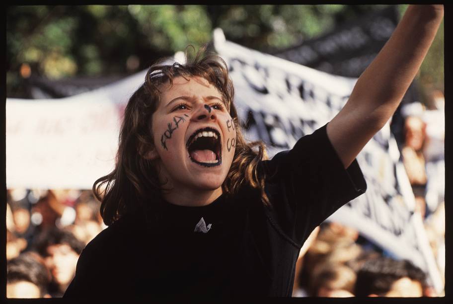 O movimento ficou conhecido como cara-pintada, pelo grande volume de estudantes que escreviam palavras de ordem com tinta no rosto. Manifesta&ccedil;&otilde;es percorreram a orla na praia de Copacabana, reunindo milhares de pessoas. Todos usaram cor preta, que simboliz<br>