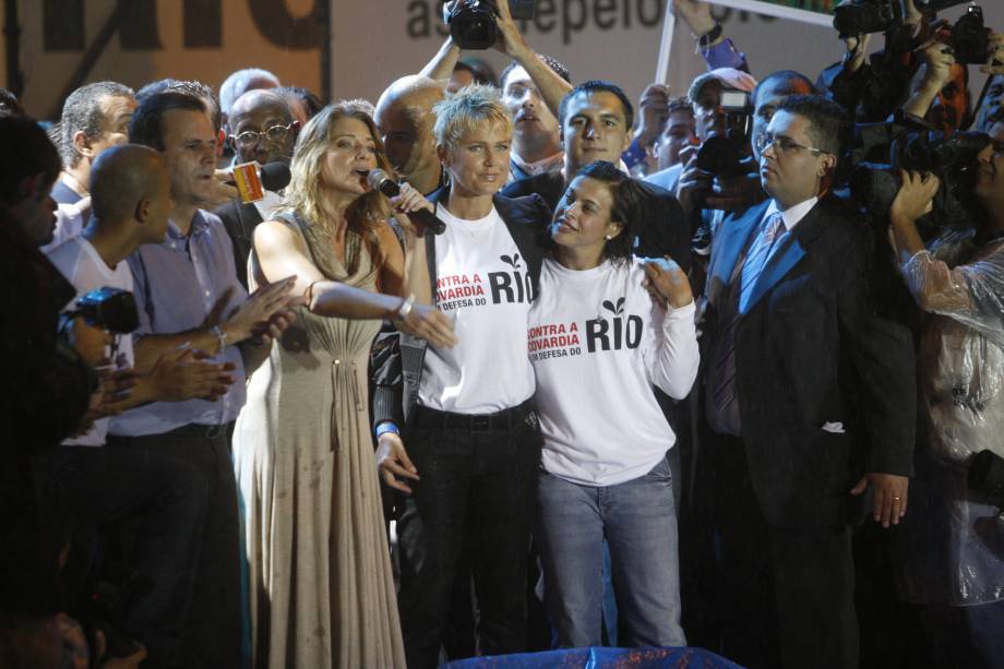 Xuxa, Letícia Spiller e políticos como a ex-governadora Rosinha Garotinho e o prefeito do Rio, Eduardo Paes, protestaram pela primeira vez contra a mudança nos royalties em março de 2010. Do palco, Neguinho da Beija-Flor e Fernanda Abreu comandavam a mult<br>