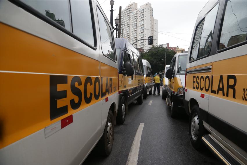 Uso obrigatório de cadeirinha em transporte escolar é suspenso