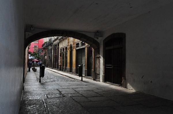 A constru&ccedil;&atilde;o do s&eacute;culo 18 localizada pr&oacute;xima &agrave; Pra&ccedil;a 15 de Novembro hoje &eacute; lugar bo&ecirc;mio, com in&uacute;meros bares, mas tem uma hist&oacute;ria de viol&ecirc;ncia e crimes tr&aacute;gicos. Por ali tamb&eacute;m morou a bruxa B&aacute;rbara dos Prazeres, not&oacute;ria feiticeira da &eacute;poca acusada de env<br>