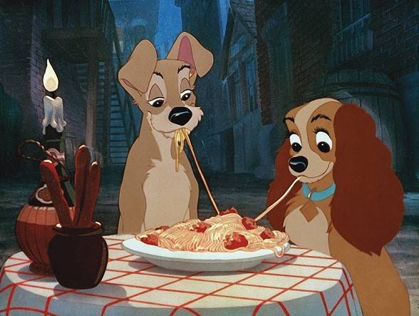 &Eacute; dif&iacute;cil pensar em uma cena t&atilde;o sens&iacute;vel, criativa, rom&acirc;ntica e ic&ocirc;nica da Disney quanto a do beijo com gostinho de espaguete da cocker spaniel Lady e do vira-latas Vagabundo. Enquanto o c&atilde;o de rua ensina a pomposa cadelinha a saborear a massa, os dois a<br>