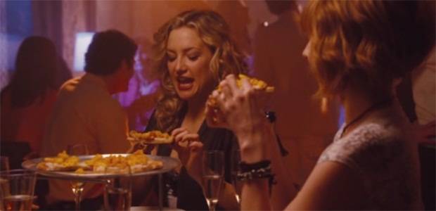 O filme conta a hist&oacute;ria de uma mulher apaixonada pela vida, interpretada por Kate Hudson, mas que acaba descobrindo ter um c&acirc;ncer. Logo no in&iacute;cio, quando ela sai com os amigos para festejar sua promo&ccedil;&atilde;o no trabalho, o prato que comanda a comemora&ccedil;&atilde;o &eacute; a<br>