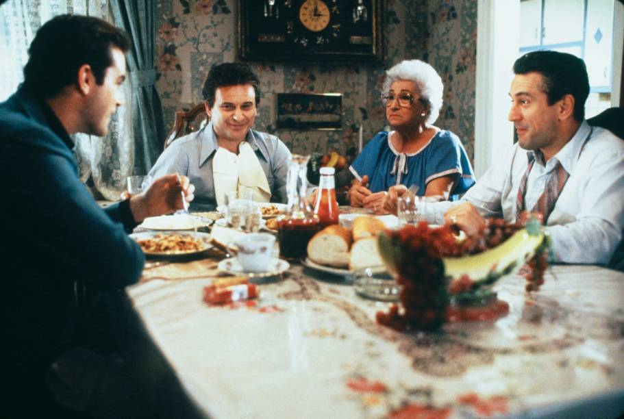 A comida italiana simboliza, neste filme dirigido por Martin Scorsese, a vida extravagante dos membros da m&aacute;fia. Na pris&atilde;o, os mafiosos tinham privil&eacute;gios como o de preparar as pr&oacute;prias refei&ccedil;&otilde;es. Em casa, a mesa era sempre farta, com direito a muito maca<br>