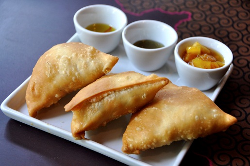 Serve o saboroso samosa, pastelzinho indiano feito com batata, ervilha e especiarias<br> Serve o saboroso samosa, pastelzinho indiano feito com batata, ervilha e especiarias<br>