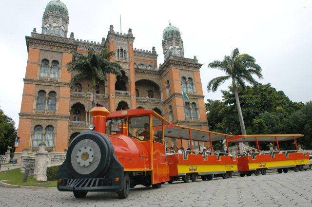 Divertido, o ve&iacute;culo ajuda quem visita o enorme espa&ccedil;o da Funda&ccedil;&atilde;o Oswaldo Cruz. Com 270 mil metros quadros, tem museus, muito verde e uma pra&ccedil;a em seu terreno<br>