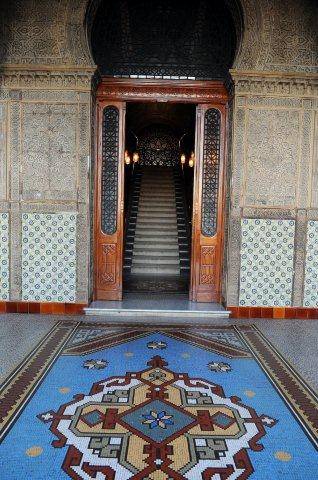 A principal porta de acesso ao pal&aacute;cio &eacute; uma verdadeira passagem para o passado, quando eram produzidas ali as primeiras vacinas do pa&iacute;s<br>