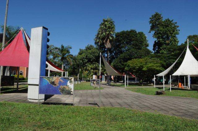 Uma enorme pra&ccedil;a re&uacute;ne experimentos ao ar livre<br>