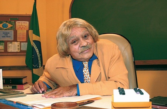 No humor&iacute;stico Escolinha do Professor Raimundo, Chico Anysio dava vida ao mestre que sofre o cotidiano de uma profiss&atilde;o desvalorizada no Brasil, apesar de ser uma das mais importantes, pois forma cidad&atilde;os. Quem n&atilde;o se lembra de seu famoso bord&atilde;o: E o sal&aacute;<br>