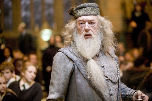 O aclamado diretor de Hogwarts, a escola de magia e bruxaria da saga Harry Potter, tem como algumas de suas maiores qualidades a sabedoria e o senso de justi&ccedil;a. Nas adapta&ccedil;&otilde;es dos livros de J. K. Rowling para o cinema, o personagem &eacute; interpretado nos prim<br>