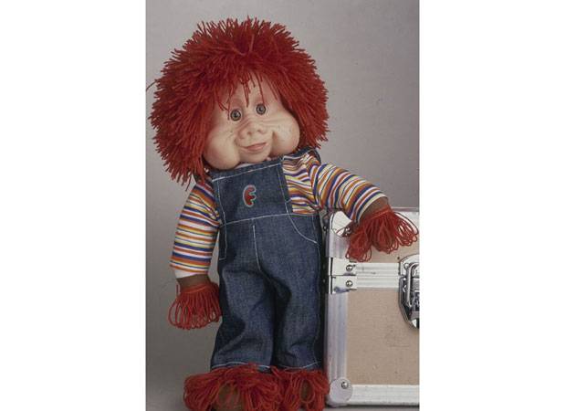 &Eacute; o brinquedo mais popular da hist&oacute;ria do Brasil. Foram vendidos 2,5 milh&otilde;es de bonecos, marca que ainda n&atilde;o foi batida por nenhum outro brinquedo. E uma lenda urbana dizia que o boneco escondia uma faca em seu interior<br>