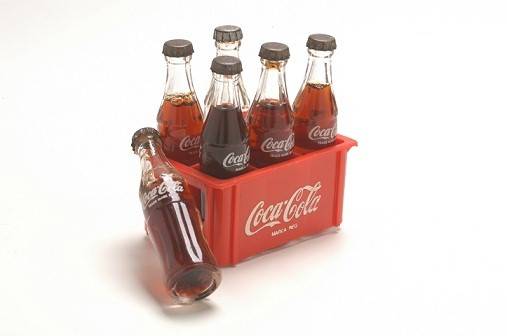 Item para colecionar, virou febre enquanto foi vendida. Na verdade, era preciso juntar tampinhas da Coca verdadeira para conseguir o produto. Seu l&iacute;quido misterioso era alvo da curiosidade de muita crian&ccedil;a, que abria a miniatura para prov&aacute;-lo<br>
