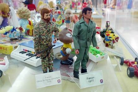 O personagem desembarcou nas lojas em 1977, quando tamb&eacute;m passou a encarnar um heroi de quadrinhos. Possu&iacute;a armas mirabolantes e ve&iacute;culos militares, entre eles helic&oacute;pteros e tanque de guerra, para combater os inimigos<br>