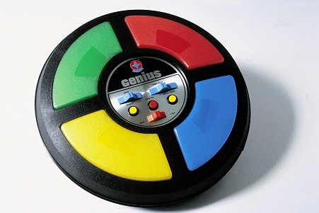 Outro &iacute;cone para quem j&aacute; passou dos 30 anos, foi lan&ccedil;ado no Brasil em 1980. Primeiro jogo eletr&ocirc;nico lan&ccedil;ado no pa&iacute;s, exigia que o jogador decorasse a sequ&ecirc;ncia de luzes que se acendiam. Quem errava escutava um sinal sonoro de deboche. O m&aacute;ximo!<br>