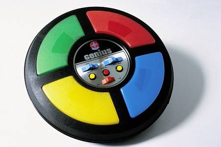 Outro &iacute;cone para quem j&aacute; passou dos 30 anos, foi lan&ccedil;ado no Brasil em 1980. Primeiro jogo eletr&ocirc;nico lan&ccedil;ado no pa&iacute;s, exigia que o jogador decorasse a sequ&ecirc;ncia de luzes que se acendiam. Quem errava escutava um sinal sonoro de deboche. O m&aacute;ximo!<br>