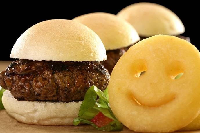 Al&eacute;m dos famosos hamb&uacute;rgueres da casa, h&aacute; op&ccedil;&otilde;es deliciosas especialmente para os pequenos. O baby burgers (R$ 16,90), por exemplo, vem com tr&ecirc;s mini hamb&uacute;rgueres de carne bovina ou fil&eacute; de frango acompanhado de batatas fritas smiles. Tem tamb&eacute;m o chicken<br>
