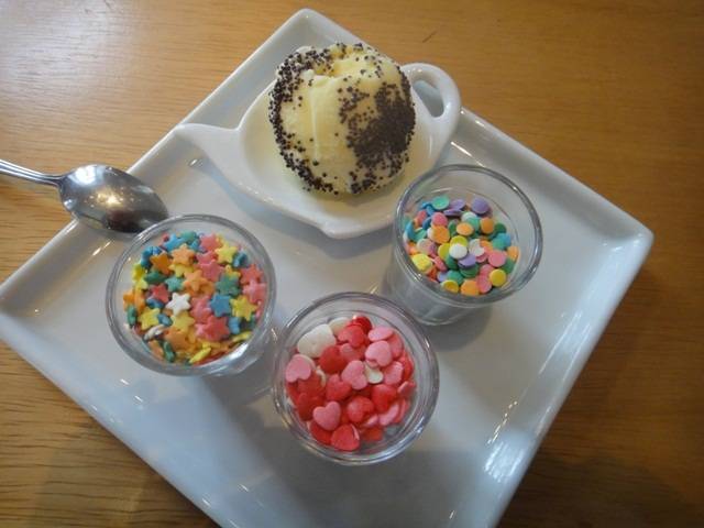 O prato infantil hamburguinho (R$ 15,90), que vem com cinco mini hamb&uacute;rgueres servidos com arroz colorido e ovo, e o sorvete divertido (R$11,90), com toppings sortidos, granulado e cobertura de chocolate para a crian&ccedil;ada montar a sobremesa da maneira que<br>