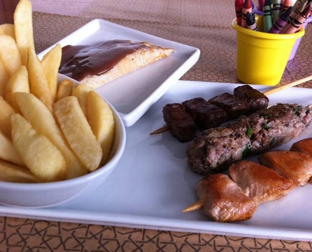 O trio infantil (R$ 18,00), que é lançamento da casa, vem com três opções de espetinho: kebab de filé mignon, taouk de frango e kafta. Se o cliente mirim preferir, pode escolher só um tipo ou comer o trio com batata. A sobremesa é um mini crepe de nutella<br> O trio infantil (R$ 18,00), que é lançamento da casa, vem com três opções de espetinho: kebab de filé mignon, taouk de frango e kafta. Se o cliente mirim preferir, pode escolher só um tipo ou comer o trio com batata. A sobremesa é um mini crepe de nutella<br>
