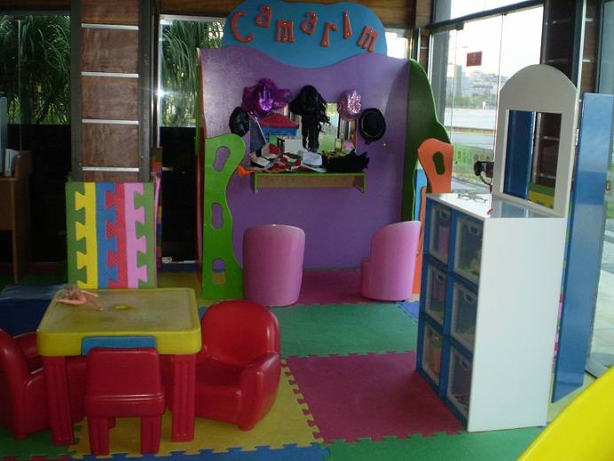 O espa&ccedil;o voltado para as crian&ccedil;as tem piscina de bolas, videogame, escorrega, canetas e papeis para pintar e desenhar, al&eacute;m de um cantinho especial para as meninas brincarem de boneca e se arrumarem no camarim. Quatro recreadores acompanham de perto os pa<br>